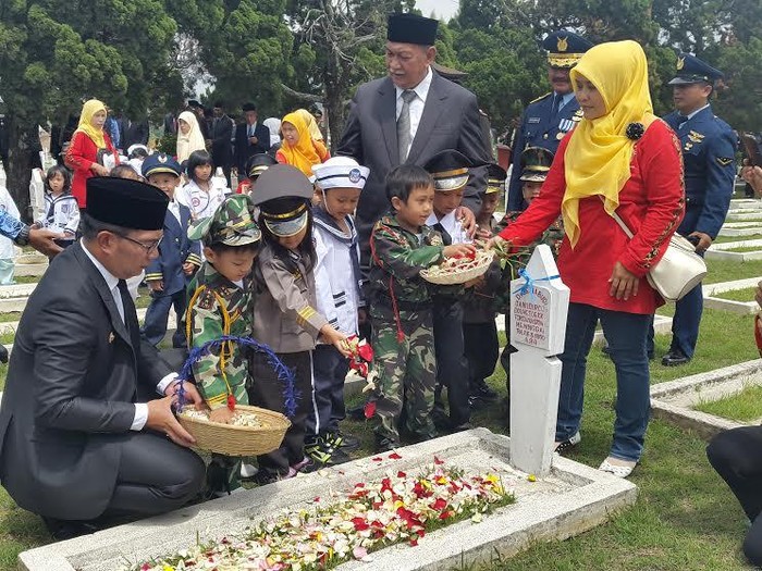 Ridwan Kamil, Deddy Mizwar dan Anak TK Berdoa Bersama di TMP