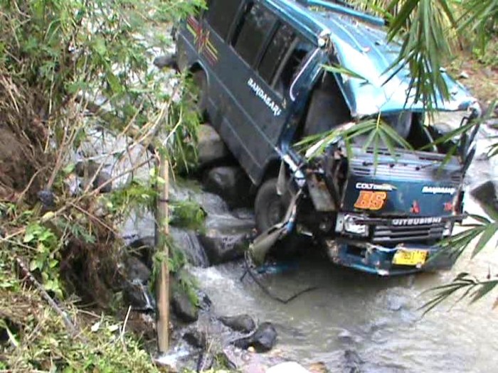 Angkutan Ciamis-Bandung Masuk Jurang karena Diseruduk Truk, 1 Orang Tewas