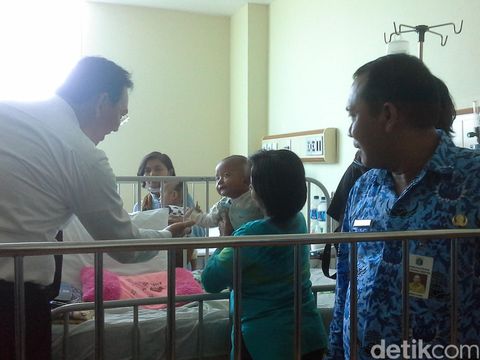 Ahok saat menjenguk bayi gizi buruk