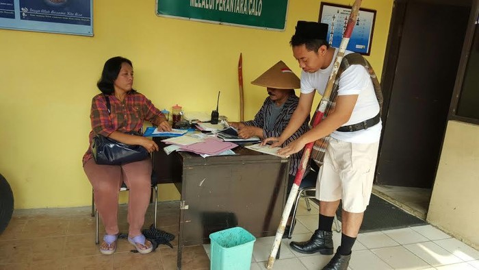 Unik! Petugas Samsat Tangerang Berdandan ala Pejuang di Hari Pahlawan