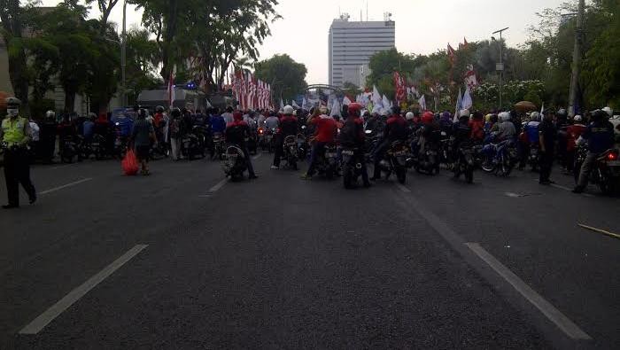 Demo Buruh di depan Grahadi, Jalan Gubernur Suryo Ditutup