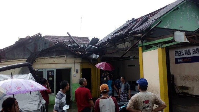 Puluhan Rumah Rusak Diterjang Puting Beliung, Dua Orang Luka