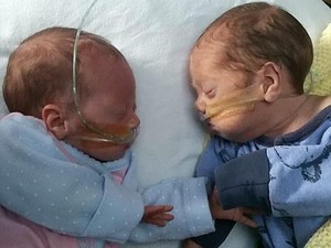 Dua Bayi Mungil yang Prematur ini Dihangatkan dalam Kantong Plastik