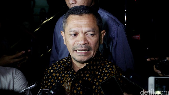 Zainudin Paru adalah seorang pengacara asal Indonesia.