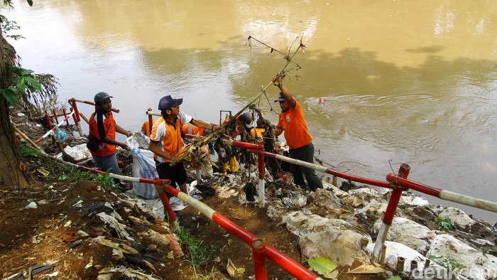 Pemkot Jakut Terus Benahi Saluran Air Hadapi Musim Hujan