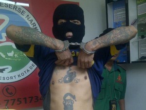 Polisi Bekuk Kakek Bertato Naga Pengedar Ganja untuk Pelajar di Depok