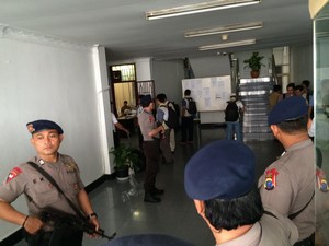 Dikawal Polisi Bersenjata, KPK Geledah Rumah Ketua DPRD Sumut