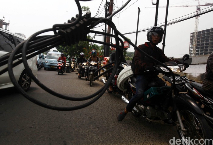 Kabel Semrawut di Bandung akan Dipindah ke Bawah Tanah 2016