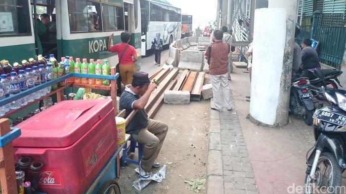 Material Didatangkan, Tanah Ambles di JPO Polda Metro Segera Dibenahi