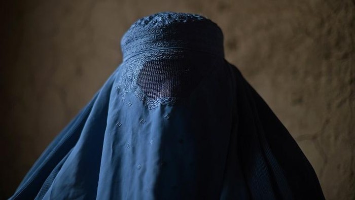 An internally displaced Afghan woman waits to receive food relief aid from the World Food Programme (WFP) in Kabul on January 13, 2015. The UN says about 782,000 people have been displaced by decades of conflict in Afghanistan.More than 130,000 individuals were recorded as newly displaced in 2014, the last year of NATOs combat mission against the Taliban. AFP PHOTO / SHAH Marai