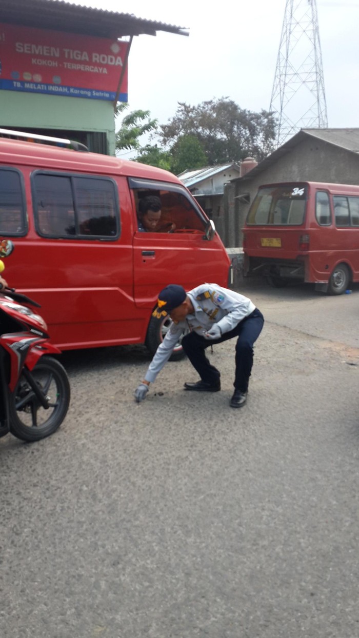 Apresiasi Untuk Iskandar Pemungut Ranjau Paku, Dari Ahok Sampai Bos Kaos