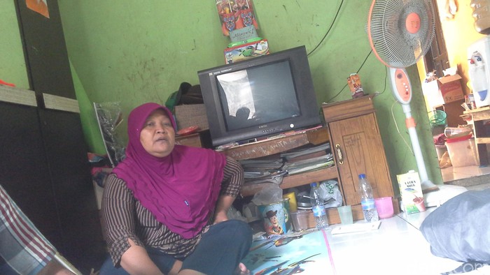 Disebut Ahok Manfaatkan Kondisi Kesehatan Cucu, Nenek Reki Menangis