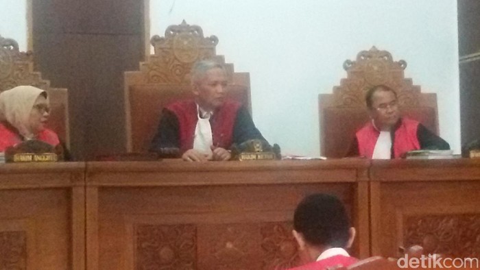 Bacakan Pledoi, Terdakwa Pembunuh Tata Chubby Menangis