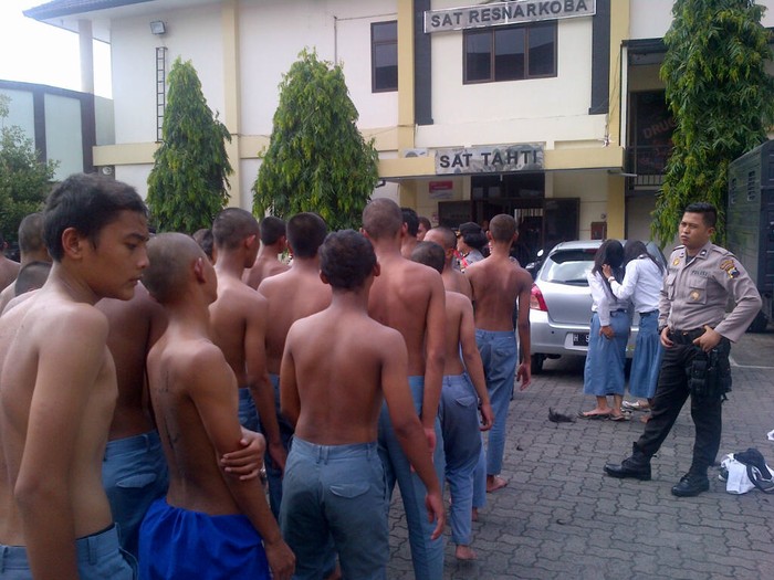 Lempari Sekolah dengan Batu, Puluhan Siswa SMK Dicukur Polisi