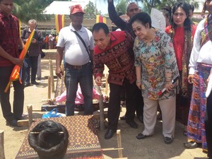 1.057 Penenun Sikka NTT Pecahkan Rekor Dunia