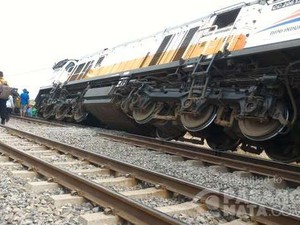 KA Argo Bromo Anggrek Anjlok Setelah Nabrak Truk Mogok di Perlintasan
