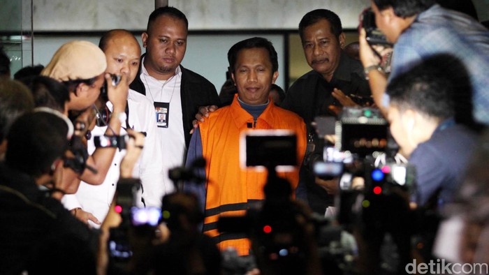 Mantan anggota DPRD Sumatera Utara (Sumut) Sigit Pramono Asri ditahan  KPK di Jakarta, Selasa (10/11/2015). Sigit ditahan terkait kasus suap dana Bansos dan interpelasi di DPRD Sumut. Ari Saputra/detikcom.