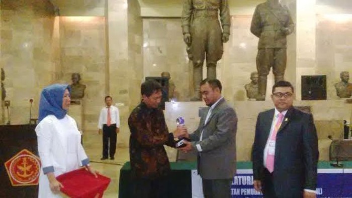 Jenderal Soedirman Terima Ipal Award dari Ikatan Pemuda Alumni Lemhannas