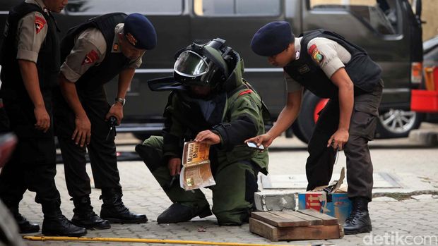 Tim Gegana memeriksa buku berjudul 'Manusia Bebas' yang diduga bom di Polsek Tanjung Duren, Jakarta Barat, Selasa (6/11). Illustrasi penjinakan bom. Agung Pambudhy/detikcom.
