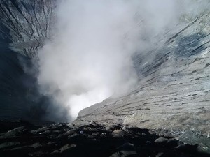 Wisatawan Dilarang Naik ke Kawah Bromo dan Pendaki Dilarang ke Semeru