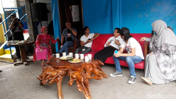 Buwas Sambangi Markas Slank di Gang Potlot