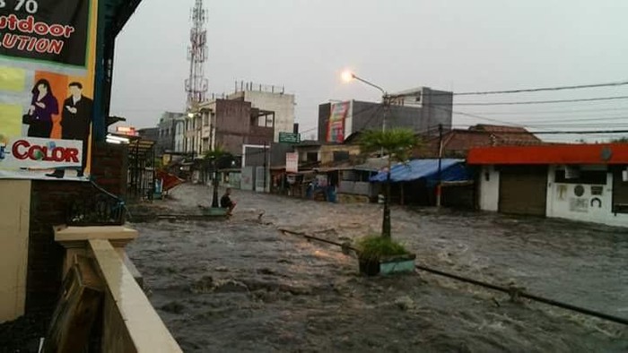 Hujan Deras, Jalanan di Kota Bandung Disergap Banjir hingga 1 Meter