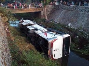 Bus Masuk Sungai, Puluhan Penumpang Patah Tulang