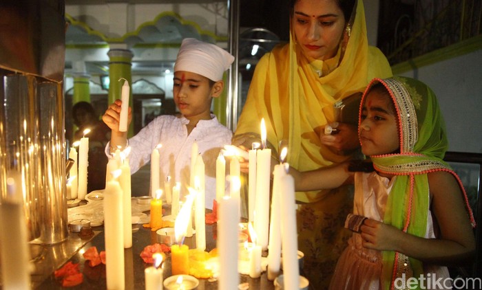 Warga keturunan India melaksanakan perayaan deepavali di Sikh Temple, Pasar Baru, Jakarta, Rabu (11/11/2015). Diwali dalam budaya etnis India berarti Festival Cahaya. Festival ini melambangkan kemenangan baik atas buruk, dan lampu dinyalakan sebagai tanda perayaan serta harapan umat manusia. Perayaan Diwali berlangsung 10-11 November 2015. Grandyos Zafna/detikcom.