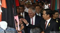 Mereka disambut keriuhan pengunjung pasar yang tidak pernah sepi itu. Di tengah keriuhan, Turnbull sempat mengajak Jokowi berselfie ria. Foto: Agung Pambudhy/detikFOTO
