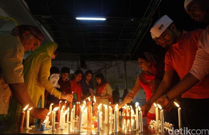 Warga keturunan India melaksanakan perayaan deepavali di Sikh Temple, Pasar Baru, Jakarta, Rabu (11/11/2015). Diwali dalam budaya etnis India berarti Festival Cahaya. Festival ini melambangkan kemenangan baik atas buruk, dan lampu dinyalakan sebagai tanda perayaan serta harapan umat manusia. Perayaan Diwali berlangsung 10-11 November 2015. Grandyos Zafna/detikcom.