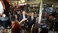 Keinginan blusukan ke Tanah Abang ternyata bukan hanya datang dari Presiden Jokowi. PM Australia Malcolm Turnbull pernah mengajak Presiden Jokowi blusukan ke Pasar Tanah Abang.  Foto: Agung Pambudhy/detikFOTO