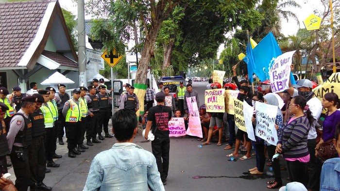 Buruh Demo karena Dilarang Berserikat dan Upah Rendah