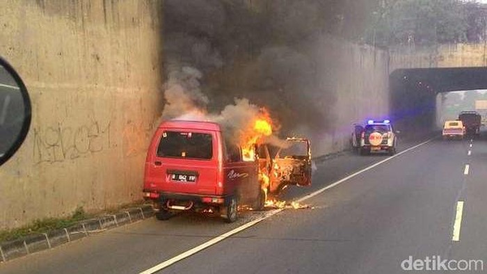 Suzuki Carry Terbakar di KM 25 Tol JORR, Lalin Arah Cipete Macet 4 Km