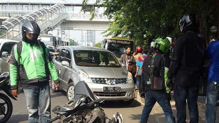 Taksi, Truk dan Motor Tabrakan Beruntun di Jalan MT Haryono