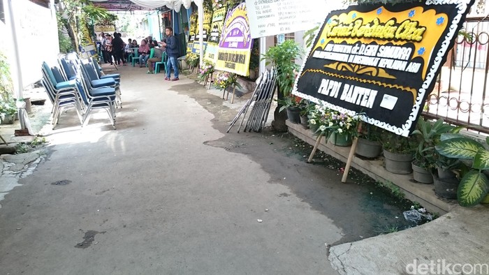 Karangan Bunga Mulai Penuhi Rumah Duka Dokter Andra di Pamulang