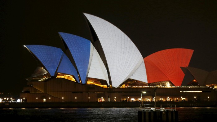 #PrayforParis, Opera House Sydney Berubah Warna Jadi Bendera Prancis