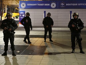 Paris Mencekam, Sekolah dan Kantor Ditutup