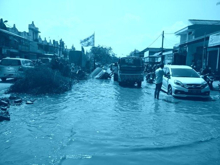 Mobil Terperosok dalam Lubang di Bekasi, Lalin Tersendat