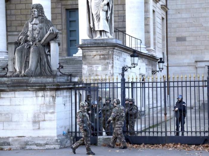 Paris Sepi dari Aktivitas Warga, Tentara Bertebaran di Jalanan