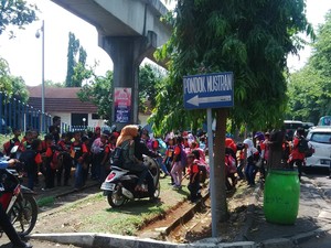 Macet Akhir Pekan di Taman Mini, Motor Pun Melintas di Atas Rel Kereta