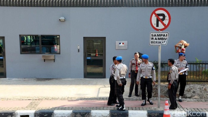 Pengamanan di Kedubes Diperketat, Brimob Bersenpi Laras Panjang Disiagakan