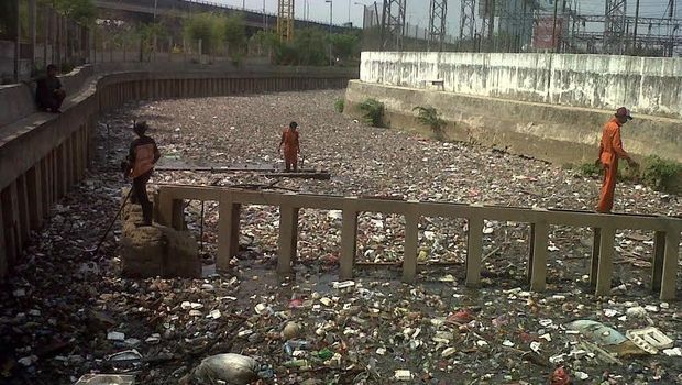 Kisah Petugas Pembersih Sungai di Jakarta yang Kerja Keras 