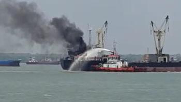Kapal Kargo Terbakar di Pelabuhan Tanjung Perak