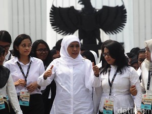 Mensos Serahkan Tongkat dan Kursi Roda untuk Anak-Anak Penyandang Disabilitas