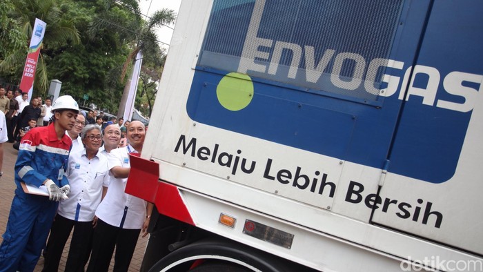 Pertamina meluncurkan MRU (Mobile Refuelling Unit) atau Stasiun Pengisian Bahan Bakar Gas (SPBG) bagi kebutuhan transportasi jalan yang bersifat mobile di Jakarta, Senin (16/11/2015). MRU ini untuk sementara waktu ada dibeberapa titik di Ibukota Jakarta untuk mewujudkan konversi BBM ke Bahan Bakar Gas Alam yang lebih ramah lingkungan sesuai dengan tagline Envogas Melaju lebih bersih. (Foto: Rachman Haryanto/detikcom)