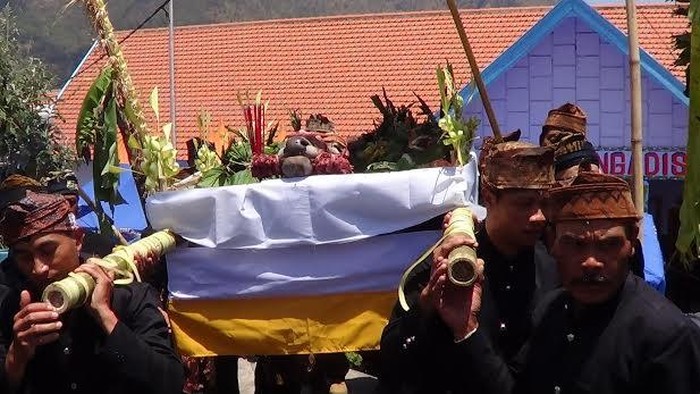 Warga Suku Tengger Ruwatan untuk Gunung Bromo