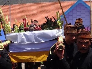 Warga Suku Tengger Ruwatan untuk Gunung Bromo