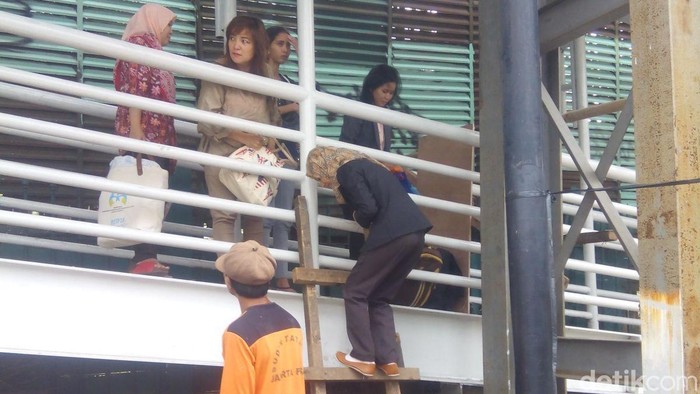 JPO Polda Ditutup, Warga Nekat Lompati Pagar Hingga Nyeberang Jl Sudirman