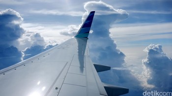 Awan beratnya sekitar satu juta ton. Awan biasanya memiliki volume sekitar 1 km³ dan kepadatan sekitar 1,003 kg per m3 di mana kepadatan itu sekitar 0,4 persen lebih rendah daripada udara di sekitarnya. Itulah mengapa awan dapat mengapung. Foto: dikhy sasra