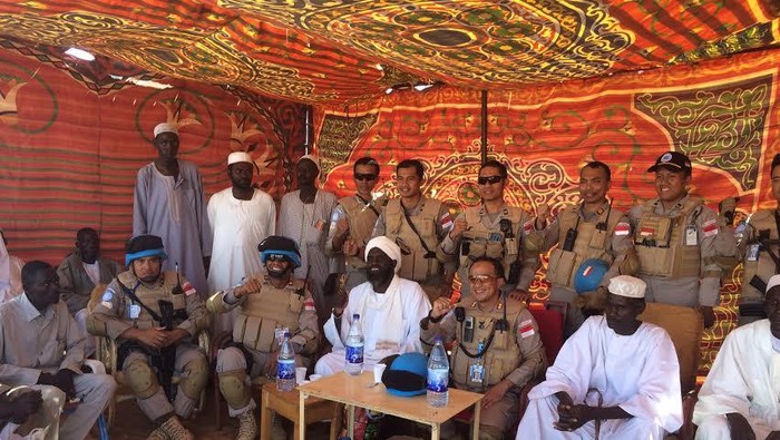 Rayakan HUT Brimob, Pasukan Polri di Sudan Makan Bareng dengan Warga